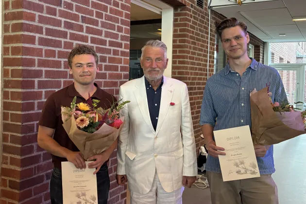 Two awarded students with elder scholarship giver. Photo.