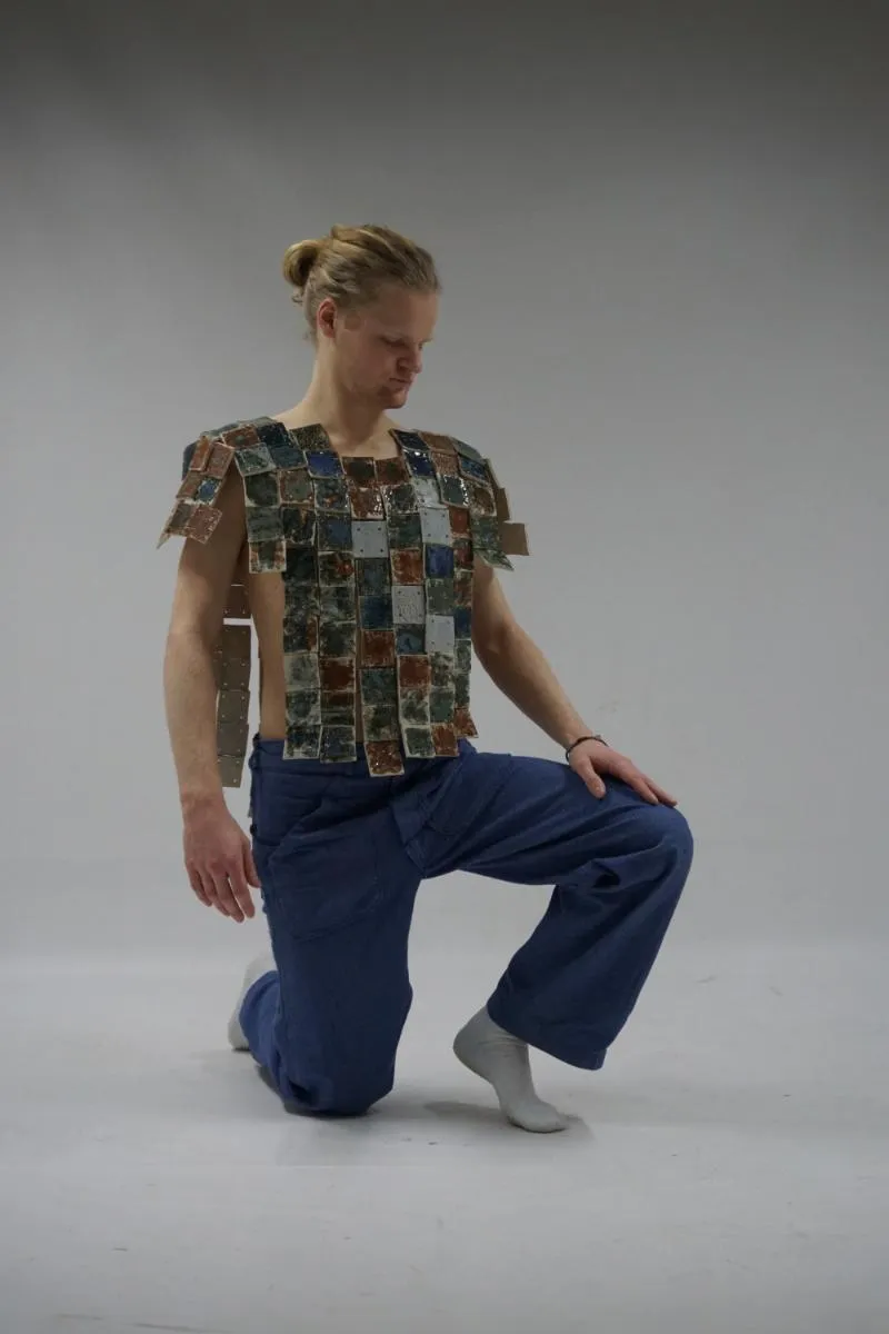 Shirt in ceramic tiles. Photo. 